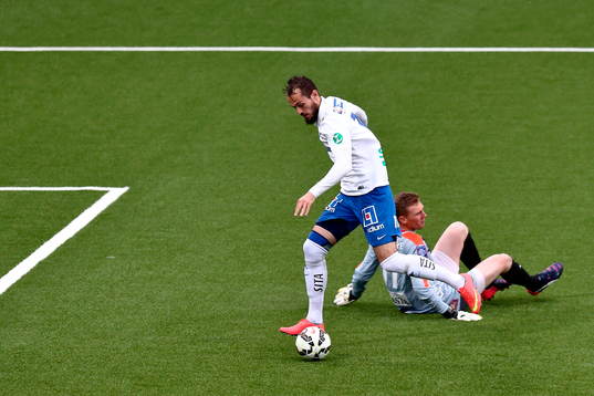 Norrköpings Emir Kujovic har precis dribblat förbi