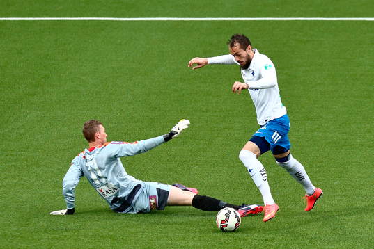 Norrköpings Emir Kujovic dribblar förbi Kalmars målvakt