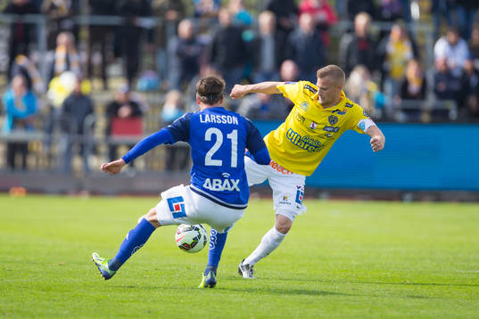 Sundsvalls Eric Larsson (med ryggen i bild) och Falkenbergs