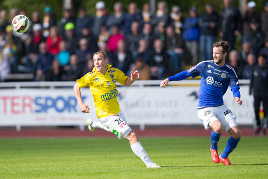Falkenbergs Calle Wede och en Sundsvalls spelare