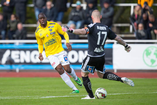 Falkenbergs Hakeem Araba är framme och stressar Sundsvalls