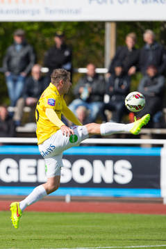 Falkenbergs Stefan Rodevåg ter ned bollen