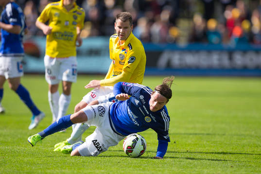 Falkenbergs Stefan Rodevåg och en Sundsvalls spelare i