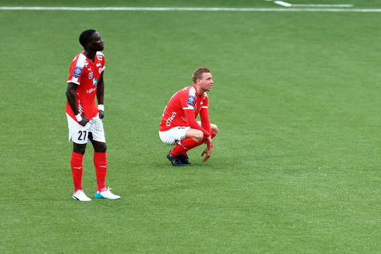 Kalmars Papa Alioune Diouf och Jonathan Ring deppar