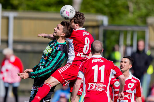 Varbergs Peter Nyström i nickduell med Degerfors Andreas