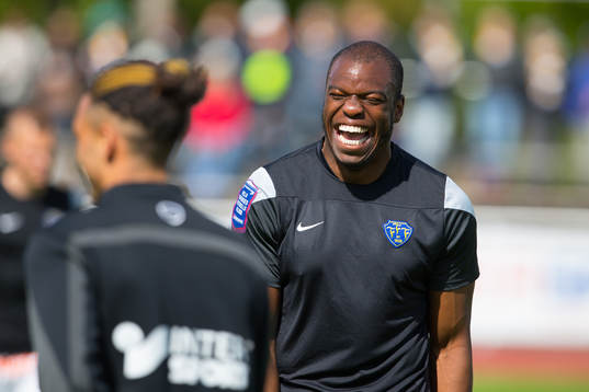 Falkenbergs Hakeem Araba skrattar före fotbollsmatchen i