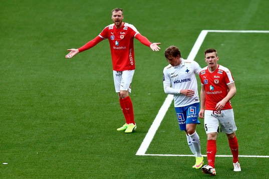 Kalmars Marcus Nilsson och Viktor Agardius deppar på var