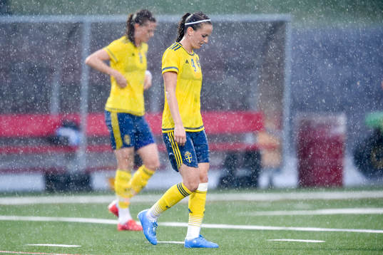 Sveriges Lotta Schelin och Kosovare Asllani deppar
