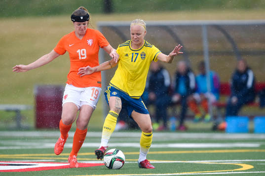 Nederländernas Kirsten van de Ven och Sveriges Caroline