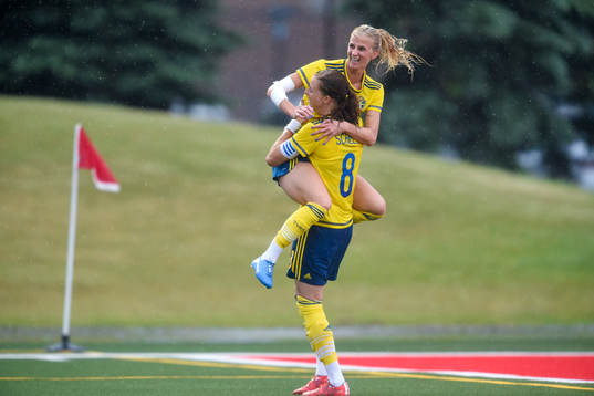 Sveriges Sofia Jakobsson och Lotta Schelin jublar