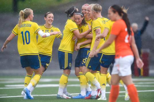 Sveriges Kosovare Asllani jublar