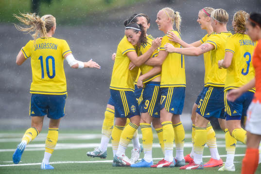 Sveriges Kosovare Asllani jublar