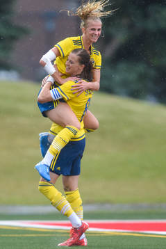 Sveriges Sofia Jakobsson och Lotta Schelin jublar