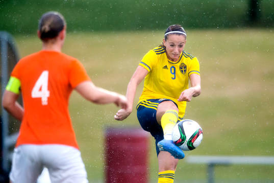 Sveriges Kosovare Asllani skjuter bollen till 2-1
