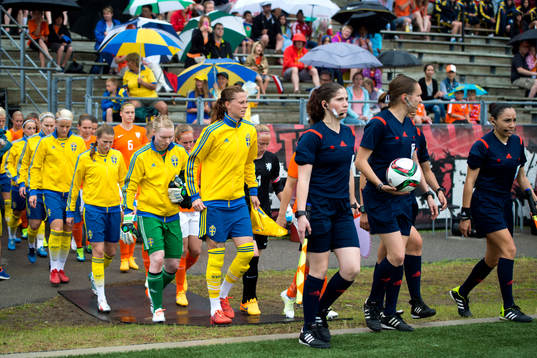 Spelarna går in mot planen innan en träningslandskamp i