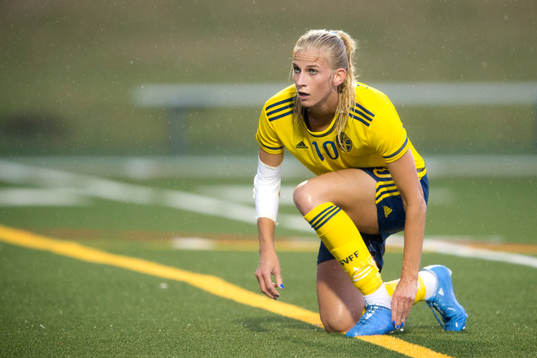 Sveriges Sofia Jakobsson rättar till sin sko