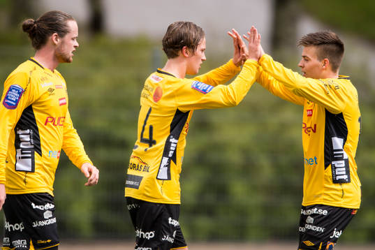 Elfsborg Jonas Ganning (mitt i bild) jublar ihop med Oscar