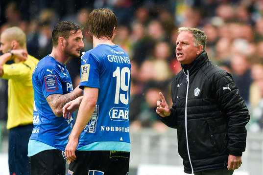 Halmstads tränare Janne Jönsson ger instruktioner till
