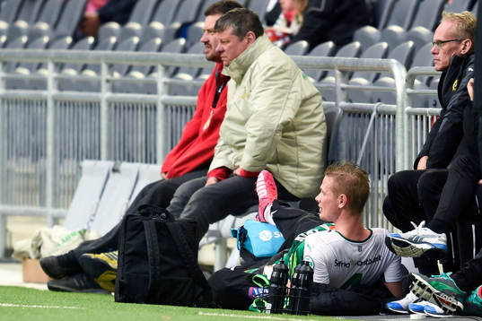 Hammarbys Erik Israelsson ligger skadad vid sidlinjen