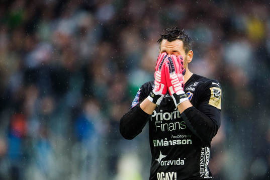 Halmstads målvakt Stojan Lukic deppar