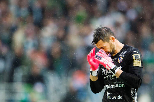 Halmstads målvakt Stojan Lukic deppar