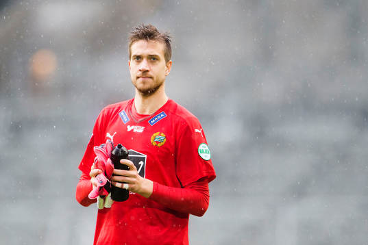 Hammarbys målvakt Tim Markström  tackar publiken