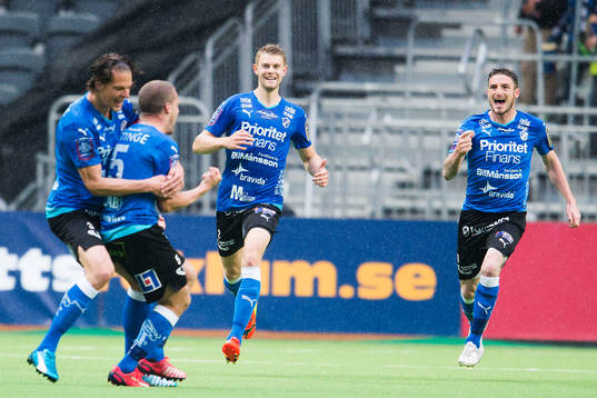 Halmstads Viktor Ljung och James Keene jublar mot
