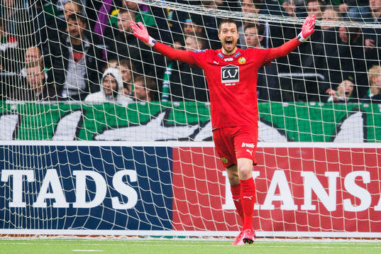 Hammarbys målvakt Tim Markström reagerar