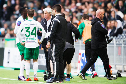 Hammarbys tränare Nanne Bergstrand instruerar Amadaiya