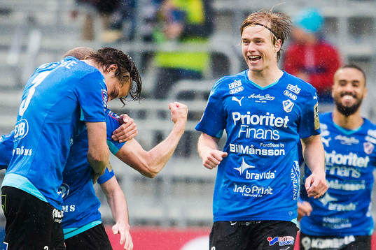 Halmstads Snorre Krogsgård (th)  jublar med Christoffer