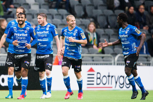 Halmstads Christoffer Andersson jublar med King Osei Gyan