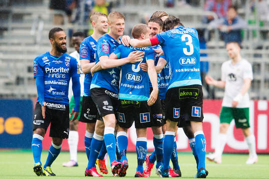Halmstads spelare jublar med Christoffer Andersson