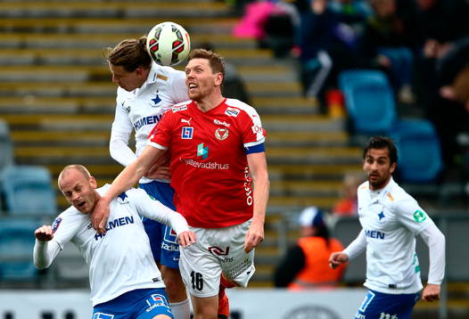 Norrköpings Andreas Hadenius i ryggen på Kalmars David