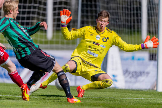 Degerfors målvakt August Strömberg räddar på närskott