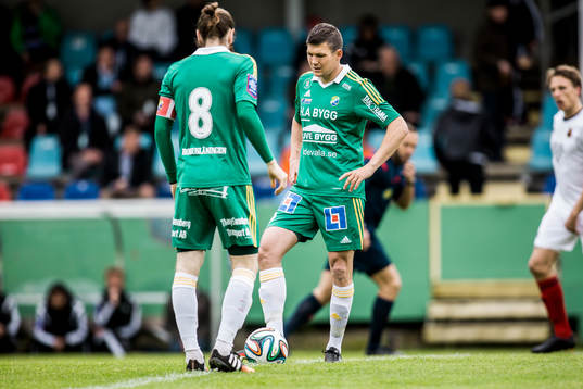 Ljungskiles Hannes Stiller och Marcus Gustafsson (v) gör
