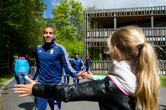 IFK Göteborgs Haitam Aleesami hälsar på ett par unga