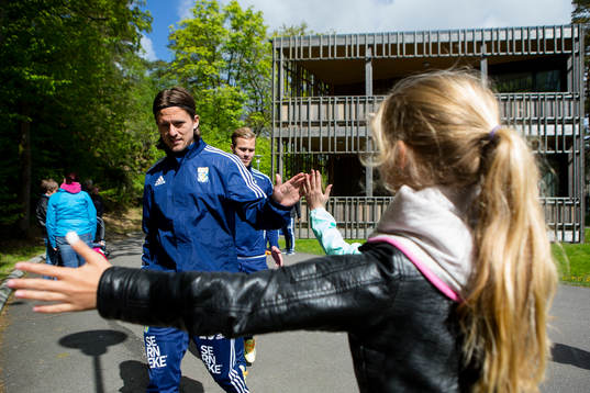 IFK Göteborgs Lasse Vibe hälsar på ett par unga
