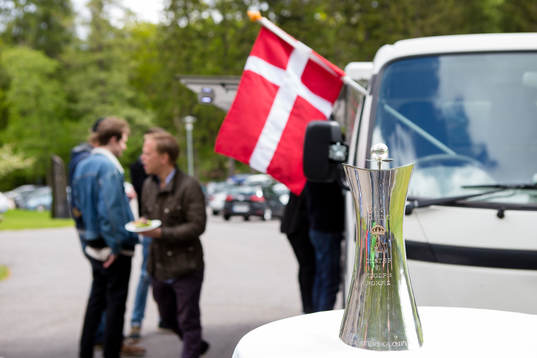 Gustaf VI Adolfs Pokal till beskådan bredvid en food truck