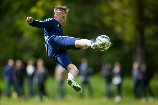 IFK Göteborgs Sören Rieks skjuter ett skott på volley