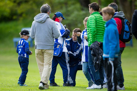 IFK Göteborgs Lasse Vibe skriver autografer