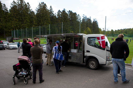 Supportrar handlar danska delikatesser i en food truck