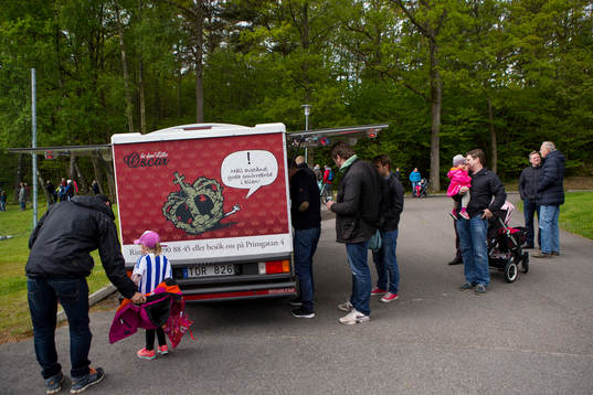 Supportrar handlar danska delikatesser i en food truck