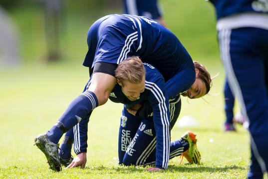 IFK Göteborgs Tom Pettersson och Gustav Engvall i kamp