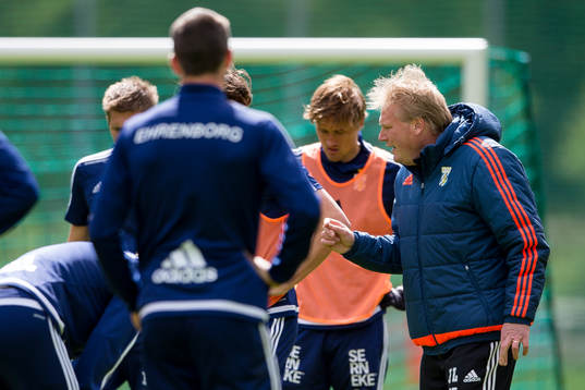 IFK Göteborgs tränare Jörgen Lennartsson instruerar