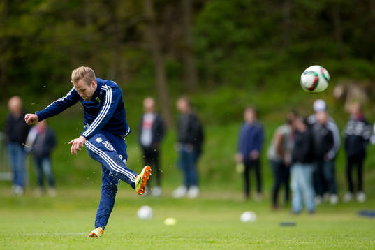 IFK Göteborgs Gustav Engvall skjuter ett skott
