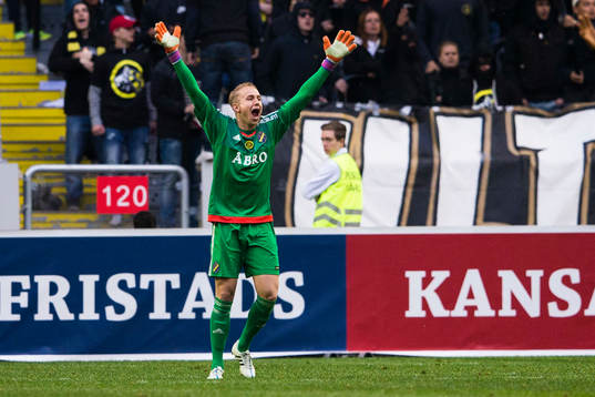 s målvakt Patrik Carlgren reagerar