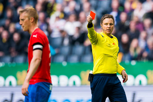 Helsingborgs Peter Larsson får rött kort av domare Markus