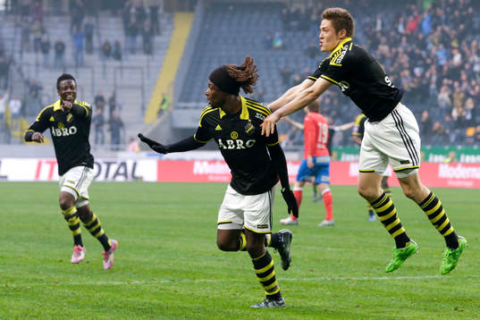s AIK:s Mohamed Bangura jublar