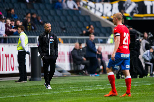 Helsingborgs manager Henrik Larsson ser på när
