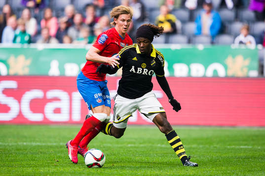 s Mohamed Bangura tar sig förbi Helsingborgs Emil Krafth